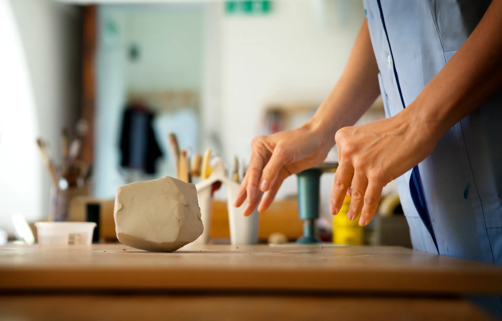 Ergotherapeutin arbeitet mit Ton in der Therapiewerkstatt